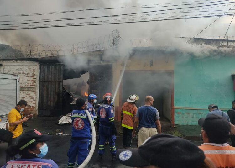 Se incendia bodega de plástico en el barrio San Felipe, de San Miguel