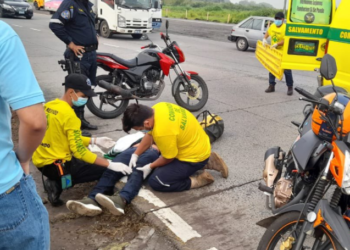 Joven resulta lesionado tras accidentarse en carretera a Santa Ana