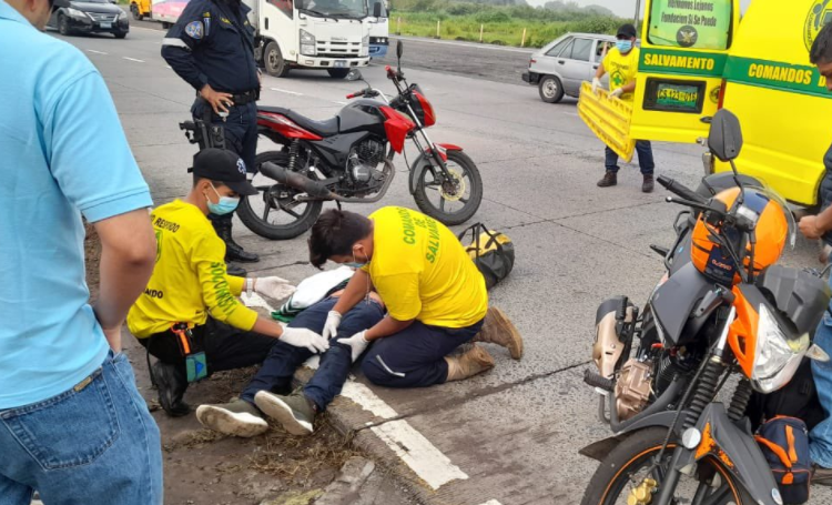 Joven resulta lesionado tras accidentarse en carretera a Santa Ana