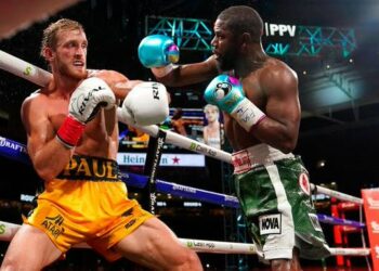 (VIDEO) Polémica y malestar: Mayweather habría noqueado a Logan Paul y lo sostuvo para que no cayera desplomado
