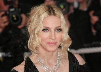 Madonna presume a su hijo David Banda, modelando con vestido