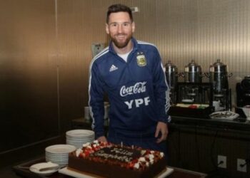 (VIDEO) La selección argentina saca a Messi de la cama para darle una sorpresa por su cumpleaños
