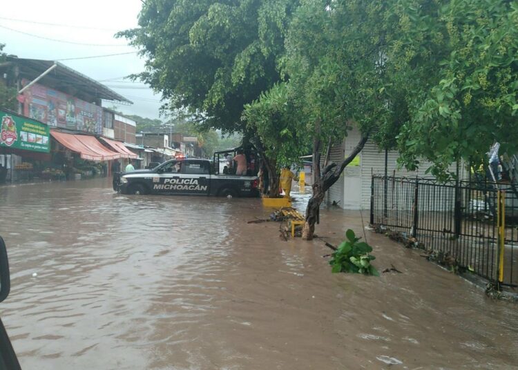 El huracán Enrique se acerca a México y enciende las alarmas en la costa suroeste con lluvias torrenciales e intensos vientos