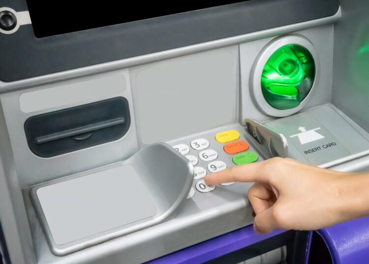 Una mujer recibe mil millones de dólares en su cuenta bancaria y no logra deshacerse de ellos