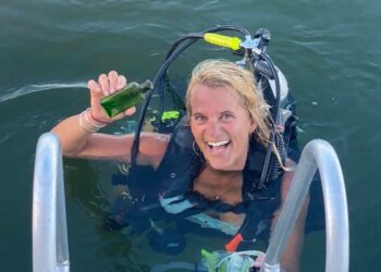 Una mujer encuentra una botella con un mensaje y cumple con el deseo del remitente