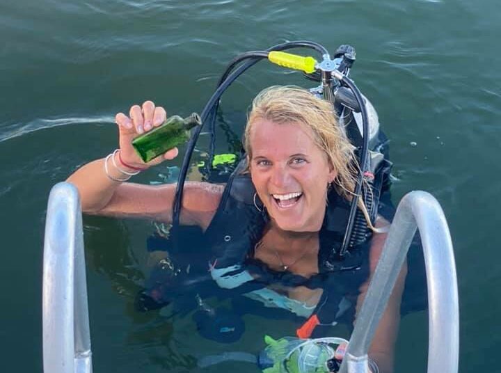 Una mujer encuentra una botella con un mensaje y cumple con el deseo del remitente