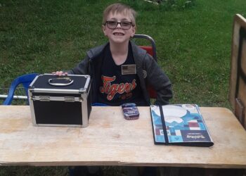 Un niño de 8 años subasta su colección de cartas de Pokémon para salvar la vida de su perro