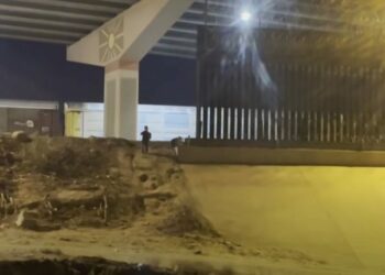Traficantes de personas abandonan a un niño de 5 años en la frontera de EE.UU.