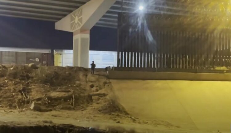 Traficantes de personas abandonan a un niño de 5 años en la frontera de EE.UU.