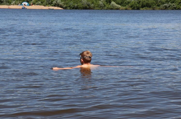 Niño de 7 años nada una hora en un río de Florida para pedir ayuda y logra salvar a su padre y a su hermana