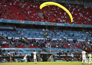 (VIDEO) Un activista de Greenpeace se tira en paracaídas a la cancha antes del partido entre Francia y Alemania de la Eurocopa 2020