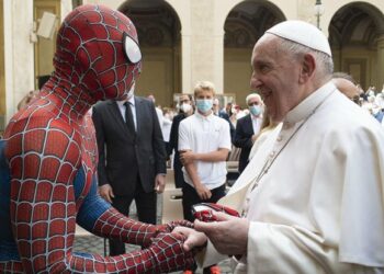El papa Francisco recibió la visita inesperada de Spiderman