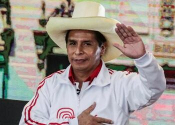 Pedro Castillo adelanta a Fujimori en un reñido y ajustado recuento de votos de las presidenciales de Perú