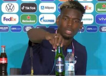 Paul Pogba copió a Cristiano: retiró una botella de cerveza en una rueda de prensa de la Eurocopa
