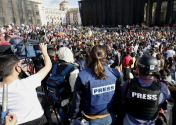 Tres policías suspendidos tras agredir a periodistas que cubrían las protestas en Bogotá