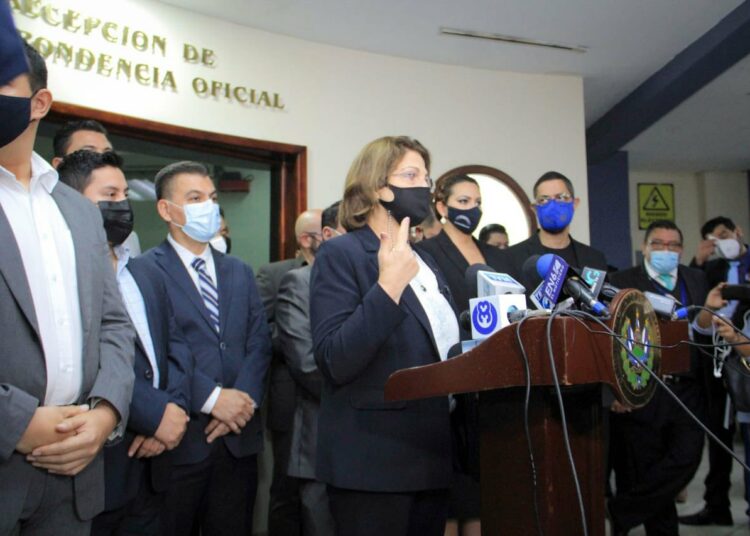 Gobierno presenta propuesta para habilitar plazas fijas a docentes interinos por Ley de Salarios