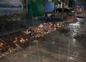 Acumulación de basura obstruye sistema de drenaje en colonia Santa Lucía y genera inundaciones