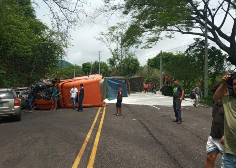 Se reporta rastra volcada en carretera a la playa El Cuco, San Miguel