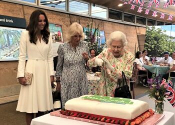 (VIDEO) Isabel II insiste en cortar un gran pastel con una espada en un evento del G7