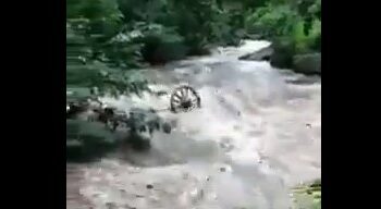VIDEO | Hombre es arrastrado por la fuerte crecida de un río junto a su carreta de bueyes en Ahuachapán