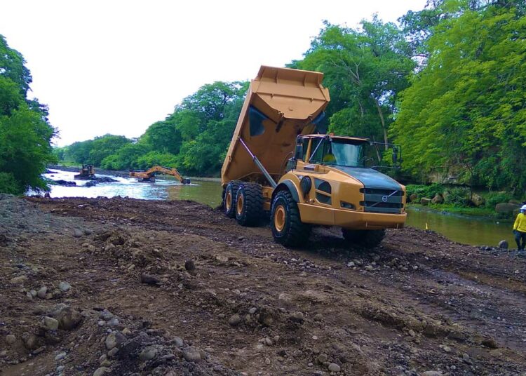 Ministro Rodríguez supervisa construcción de puente sobre el Río Grande, de San Miguel