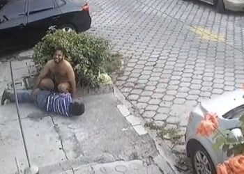 VIDEOS | Sujeto en San Jacinto agrede salvajemente a un alcohólico, y vecinos lo acusan de amenazas y acoso sexual