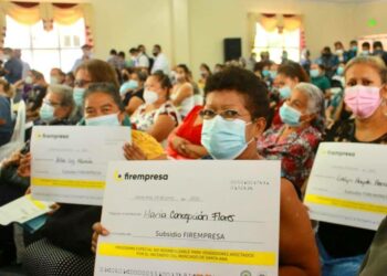 Bandesal entrega subsidio a vendedores del mercado de Santa Ana afectados por incendio