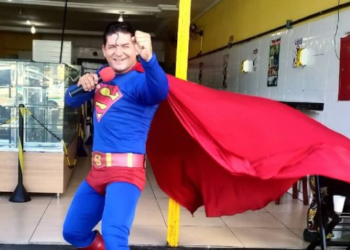 (VIDEO) Un ‘Superman’ brasileño falla al intentar detener un autobús con la mano