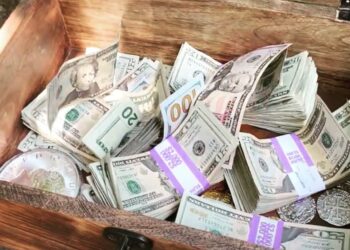 Pareja estadounidense entierra un cofre con 10.000 dólares y organiza una búsqueda del tesoro