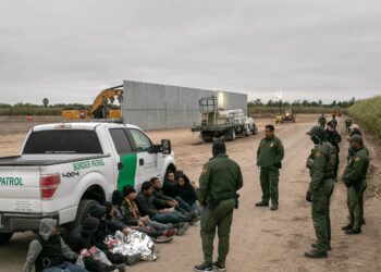 El gobernador de Texas decreta situación de desastre por la «crisis» migratoria en la frontera sur del estado