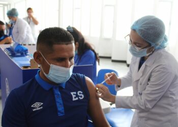 Selección de playa recibe vacuna contra el COVID-19 previo al mundial de Rusia