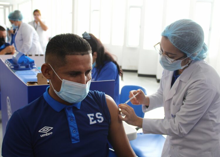 Selección de playa recibe vacuna contra el COVID-19 previo al mundial de Rusia