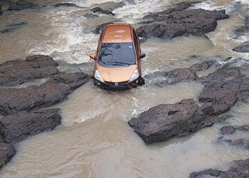 Un conductor y su vehículo fueron arrastrados por las correntadas de un río en Corinto, Morazán