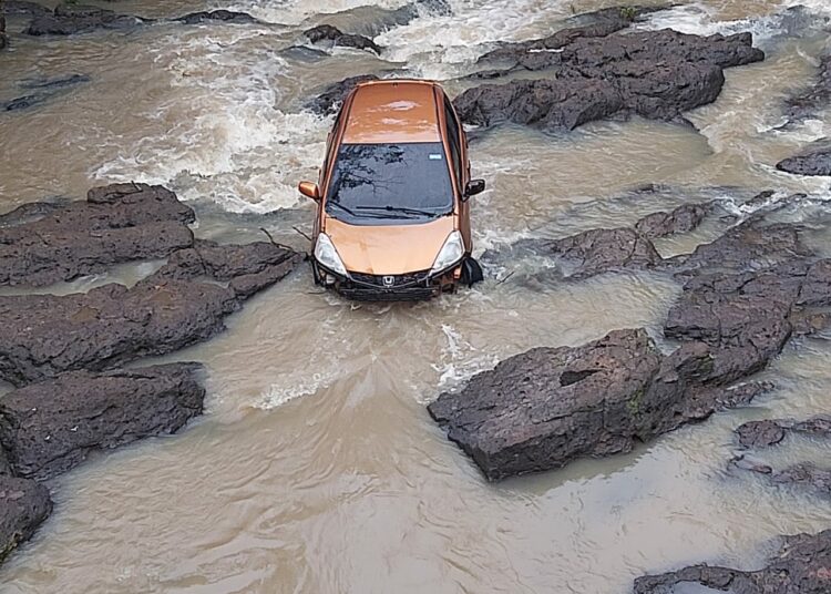 Un conductor y su vehículo fueron arrastrados por las correntadas de un río en Corinto, Morazán