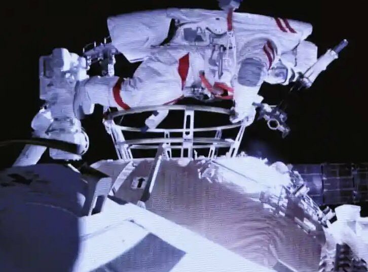 Astronautas en nueva estación china realizan primera caminata espacial