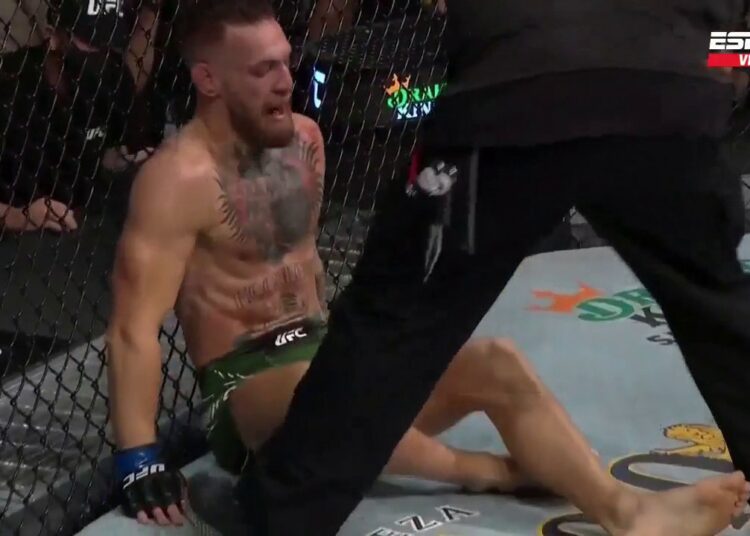 (VIDEO) Conor McGregor perdió al sufrir una fractura ante Dustin Poirier en el primer round del UFC 264
