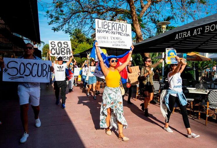 El malestar por la pandemia desata inédita protesta antigubernamental en Cuba