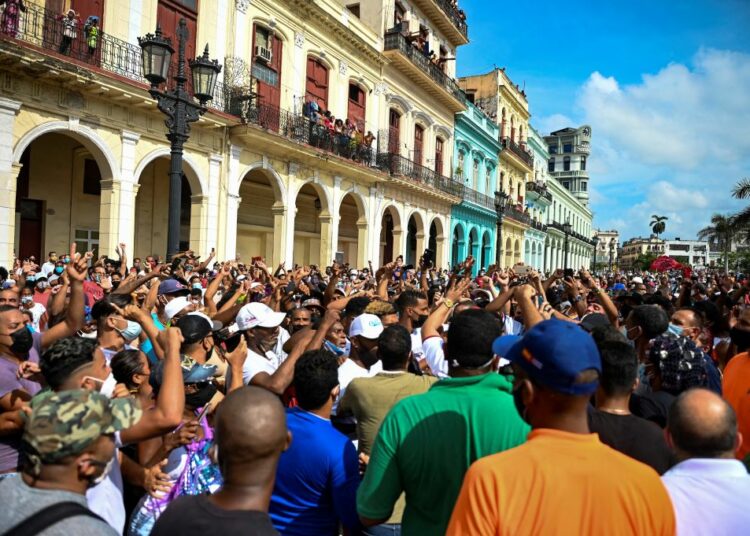 (VIDEOS) Se extienden protestas en Cuba y reportan saqueos a tiendas