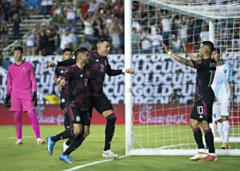 México obtiene su primera victoria a costa de Guatemala que queda eliminada de la Copa Oro