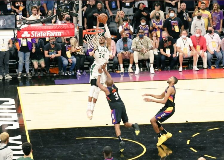 Milwaukee Bucks superó a Phoenix Suns y se quedó con el quinto juego de las finales de la NBA