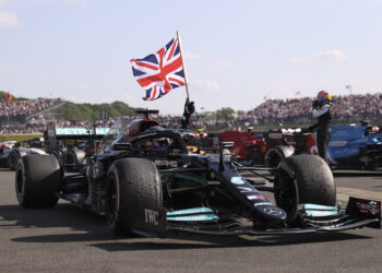 (VIDEO) Fórmula Uno: Hamilton gana en Silverstone tras ‘sacar’ a Verstappen