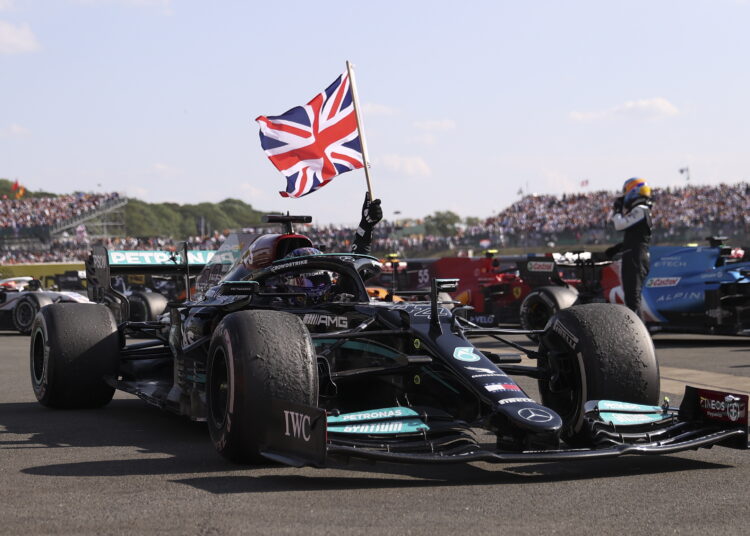 (VIDEO) Fórmula Uno: Hamilton gana en Silverstone tras ‘sacar’ a Verstappen