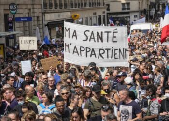 Miles de personas protestan en varios países contra las medidas anticovid