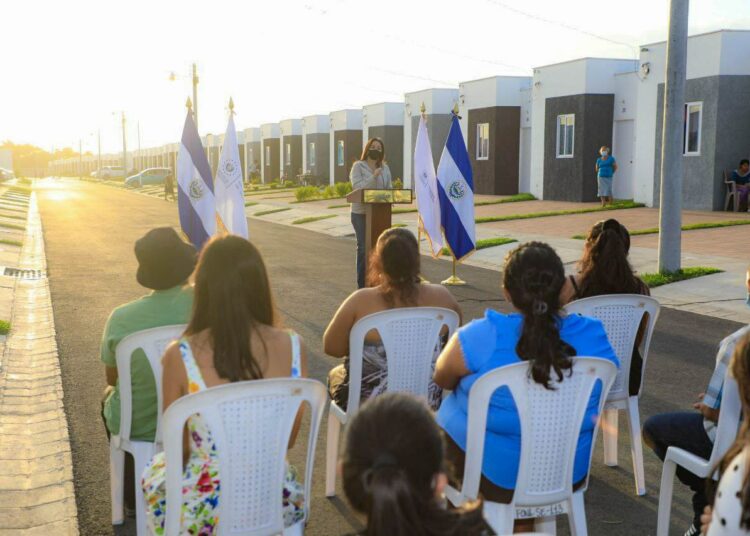 Familias afectadas por tormentas reciben escrituras de propiedad por parte del Ministerio de Vivienda
