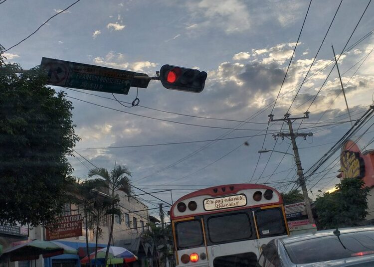 VMT colocará cámaras a semáforos inteligentes para fotomultas