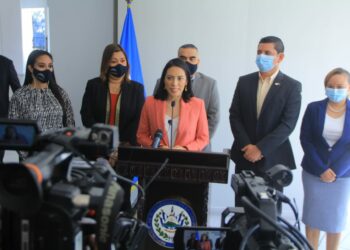 Diputados de la Bancada Cyan presentan el proyecto “Ley Nacer con Cariño”, iniciativa de la Primera Dama, Gabriela de Bukele