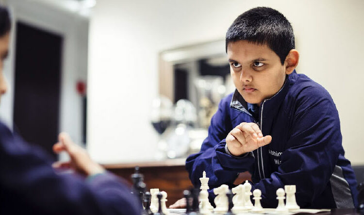 Un niño de 12 años que conquistó el título de gran maestro e hizo historia en el ajedrez mundial