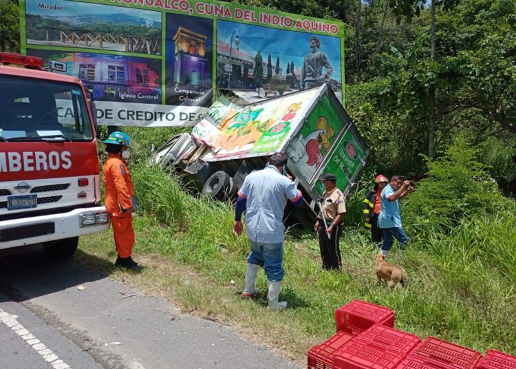 Dos personas lesionadas tras accidente de tránsito en calle vieja a Zacatecoluca
