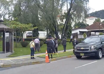 Lesionan con arma blanca a agente PPI a las afueras de la embajada de Estados Unidos