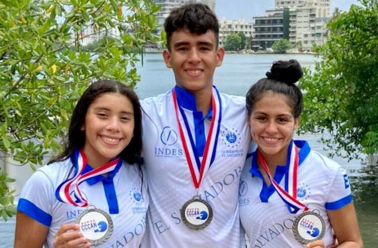Nadadores salvadoreños ganaron medallas de plata en la modalidad de aguas abiertas en el CCCAN 2021 en Puerto Rico